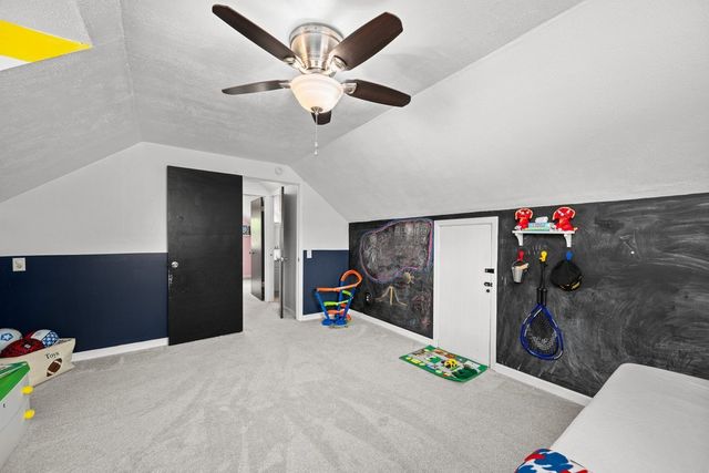 6405 N Hazelwood Avenue, Davenport, IA 52806
