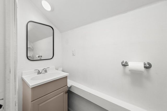 6405 N Hazelwood Avenue, Davenport, IA 52806