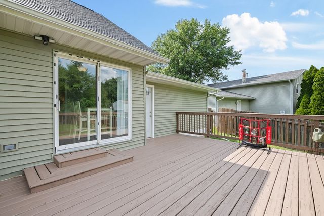 6405 N Hazelwood Avenue, Davenport, IA 52806