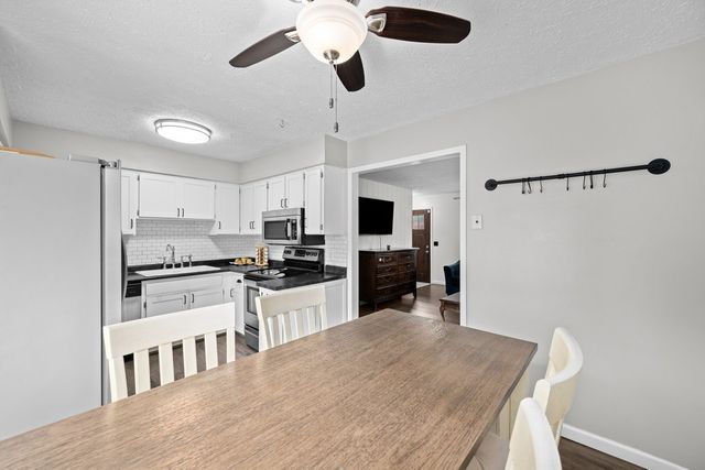 6405 N Hazelwood Avenue, Davenport, IA 52806