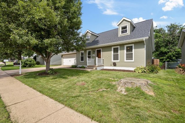 6405 N Hazelwood Avenue, Davenport, IA 52806