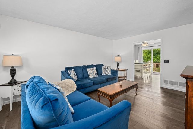 6405 N Hazelwood Avenue, Davenport, IA 52806