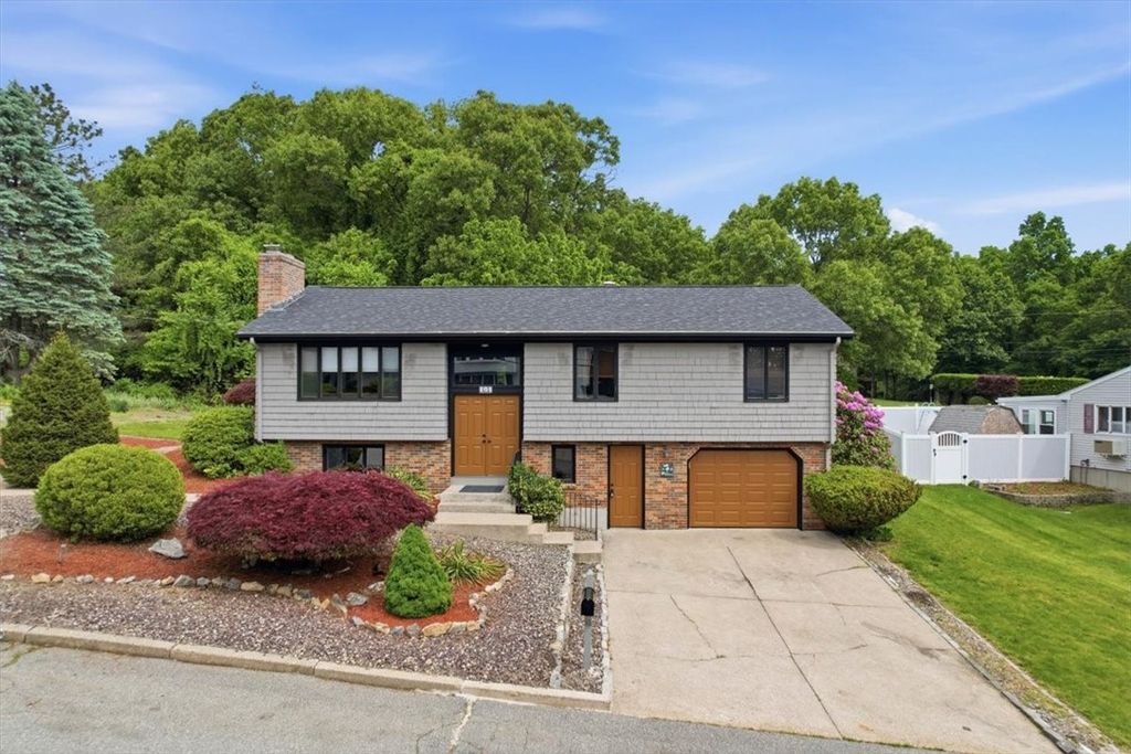 101 Manchester Farm Road, North Providence, RI 02904