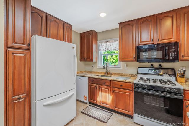 15 Peters Lane, Port Jefferson Station, NY 11776
