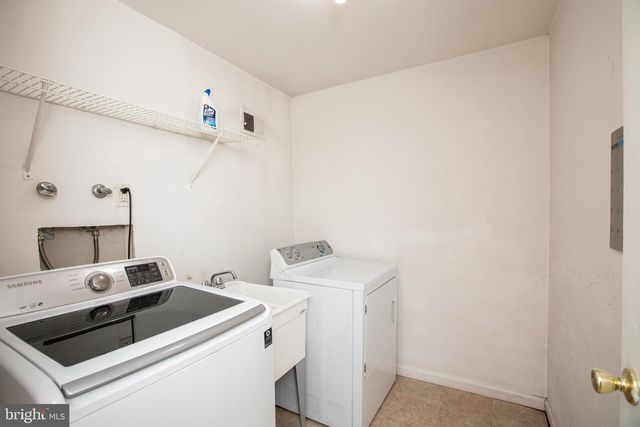 2 DONCASTER RD, Cherry Hill, NJ 08003