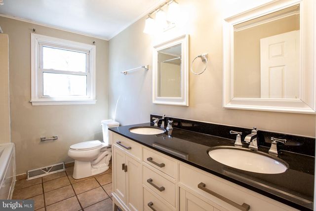 2 DONCASTER RD, Cherry Hill, NJ 08003