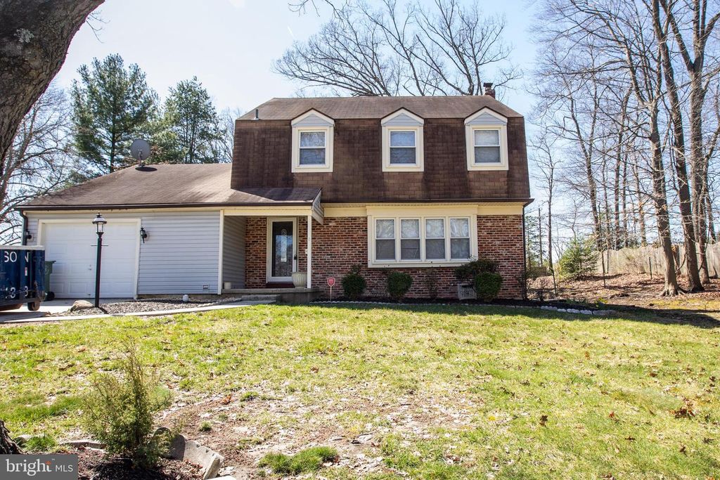 2 DONCASTER RD, Cherry Hill, NJ 08003