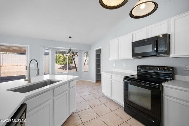 10235 E Rainbow Meadow Drive, Tucson, AZ 85747