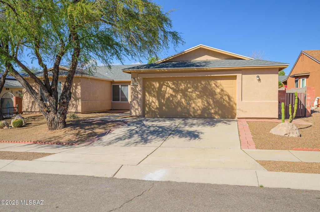 10235 E Rainbow Meadow Drive, Tucson, AZ 85747