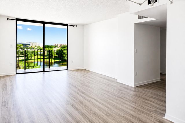 9682 Fontainebleau Boulevard 603, Miami, FL 33172