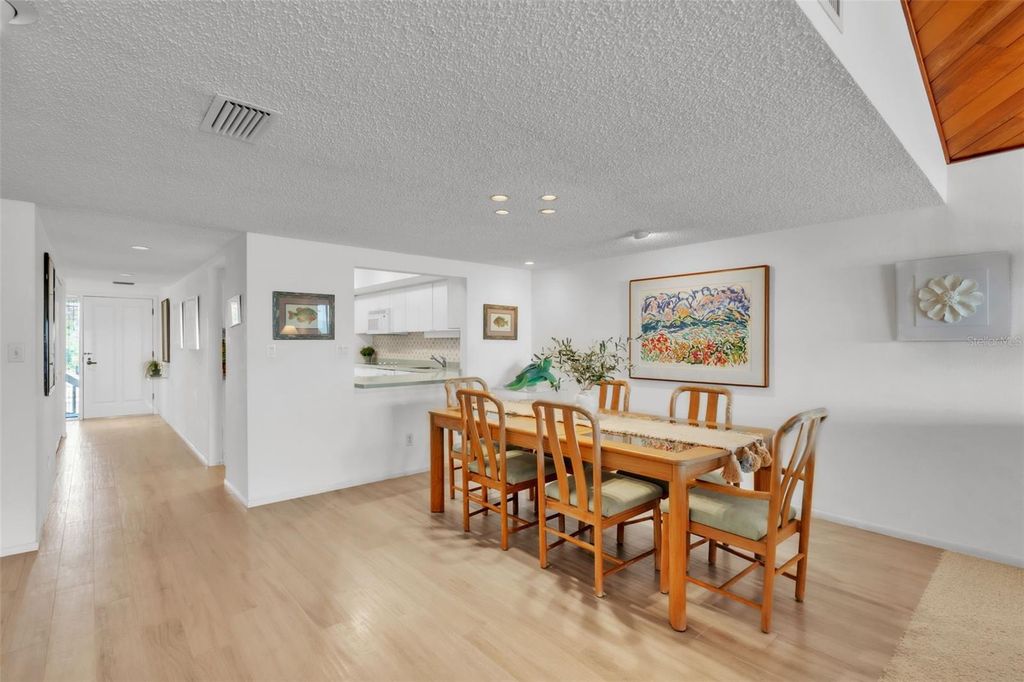 Image 11 of property listing at 5635 GULF OF MEXICO DRIVE 202, Longboat Key, FL 34228