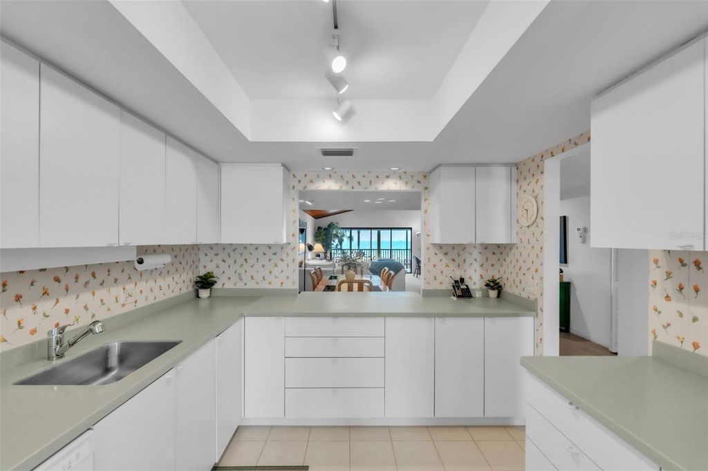 Image 13 of property listing at 5635 GULF OF MEXICO DRIVE 202, Longboat Key, FL 34228