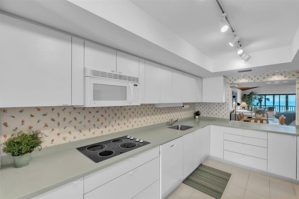 Image 14 of property listing at 5635 GULF OF MEXICO DRIVE 202, Longboat Key, FL 34228