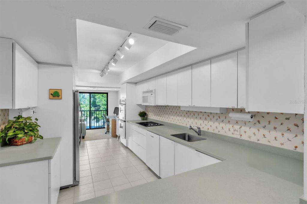 Image 15 of property listing at 5635 GULF OF MEXICO DRIVE 202, Longboat Key, FL 34228