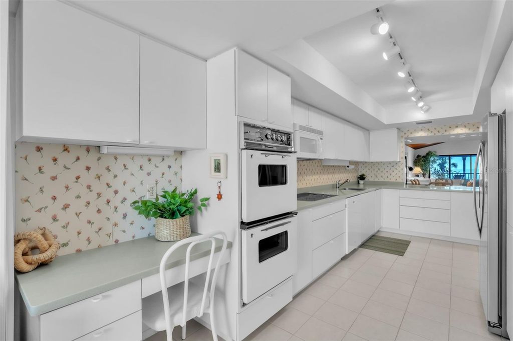 Image 18 of property listing at 5635 GULF OF MEXICO DRIVE 202, Longboat Key, FL 34228