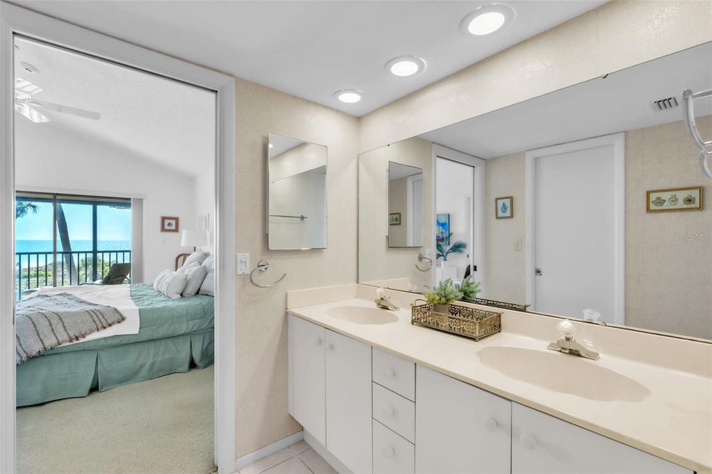 Image 27 of property listing at 5635 GULF OF MEXICO DRIVE 202, Longboat Key, FL 34228