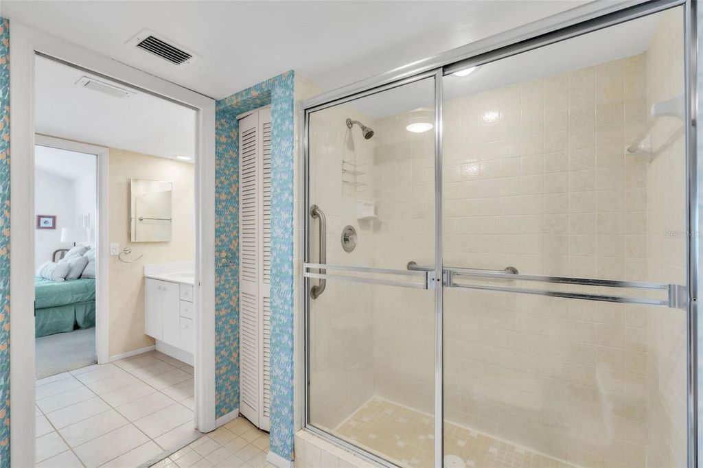 Image 29 of property listing at 5635 GULF OF MEXICO DRIVE 202, Longboat Key, FL 34228