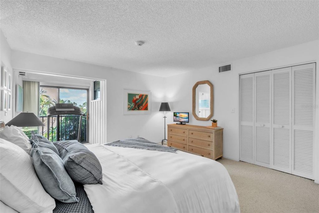 Image 32 of property listing at 5635 GULF OF MEXICO DRIVE 202, Longboat Key, FL 34228