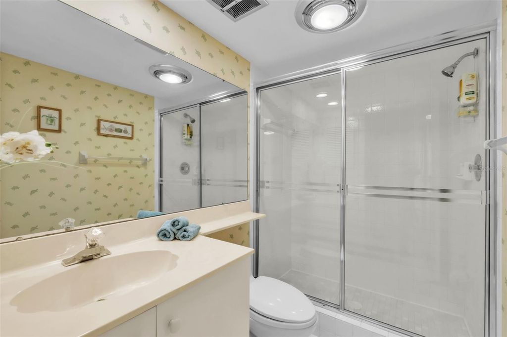 Image 34 of property listing at 5635 GULF OF MEXICO DRIVE 202, Longboat Key, FL 34228