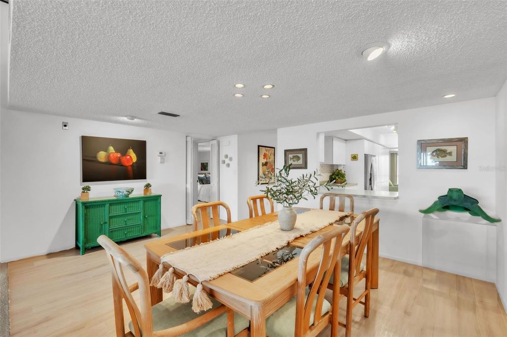 Image 10 of property listing at 5635 GULF OF MEXICO DRIVE 202, Longboat Key, FL 34228