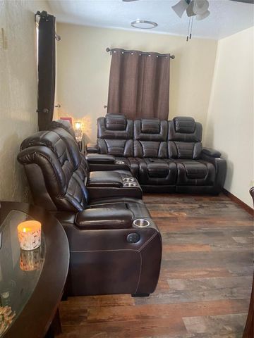 902 S Holly Avenue, Cleveland, TX 77327