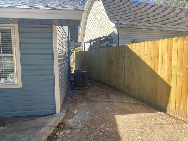 902 S Holly Avenue, Cleveland, TX 77327