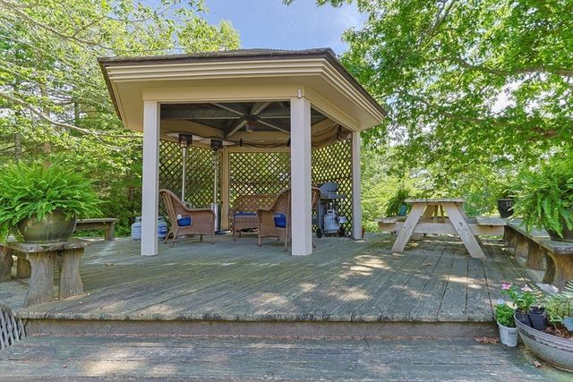 101 Two Ponds Road, Falmouth, MA 02540