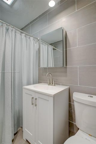 2601 NE 11th Ct, Fort Lauderdale, FL 33304