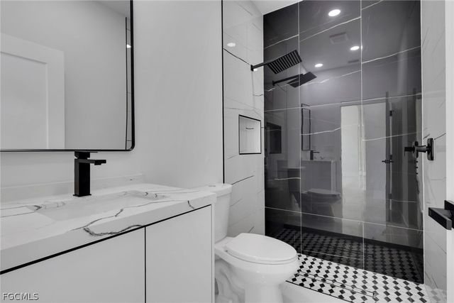 2800 NE 4th PL, Cape Coral, FL 33909