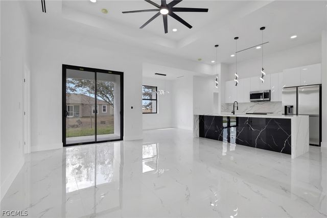 2800 NE 4th PL, Cape Coral, FL 33909