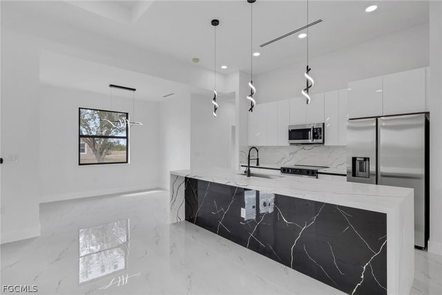 2800 NE 4th PL, Cape Coral, FL 33909