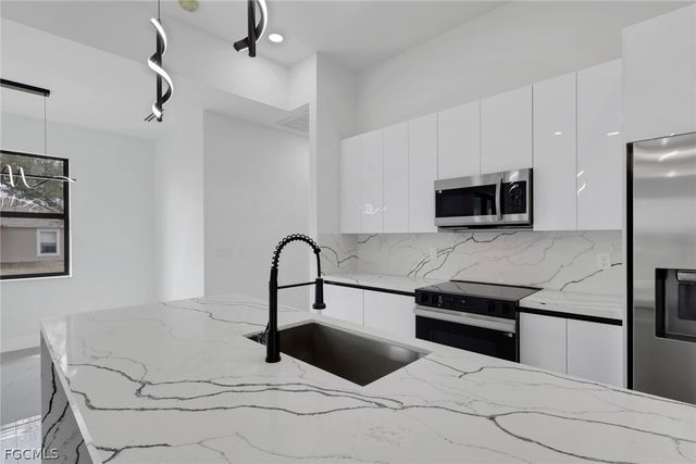 2800 NE 4th PL, Cape Coral, FL 33909