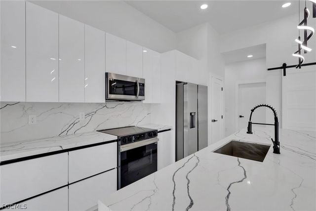 2800 NE 4th PL, Cape Coral, FL 33909