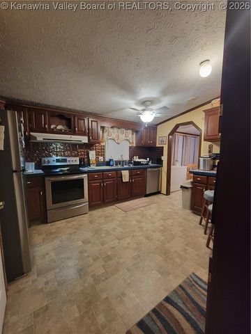 1010 Kanawha Street, Hansford, WV 25103