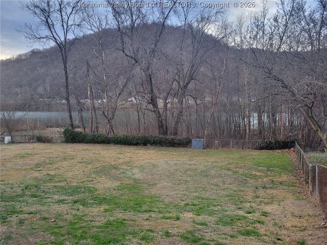 1010 Kanawha Street, Hansford, WV 25103