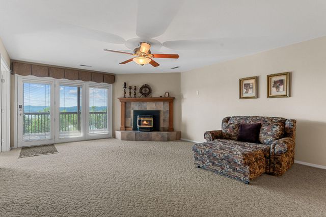 201 Point Seven Road 8, Kimberling City, MO 65686