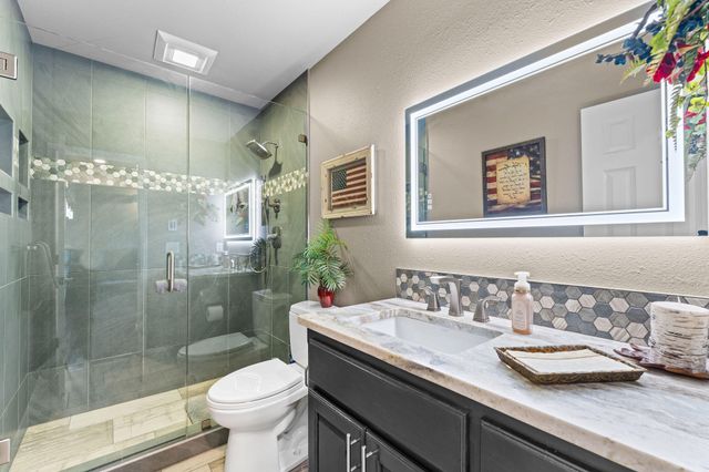 201 Point Seven Road 8, Kimberling City, MO 65686