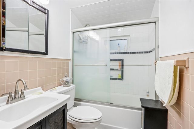 8 Foster St, Oxford, MA 01540