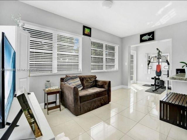 6930 SW 12th St, Pembroke Pines, FL 33023