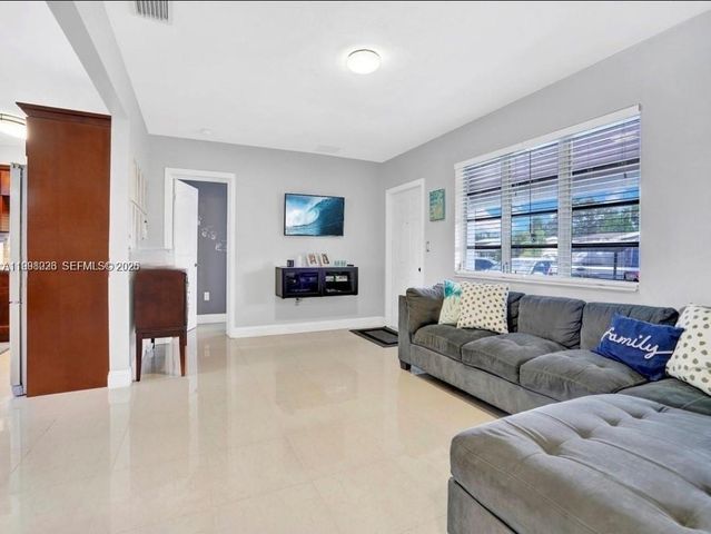 6930 SW 12th St, Pembroke Pines, FL 33023