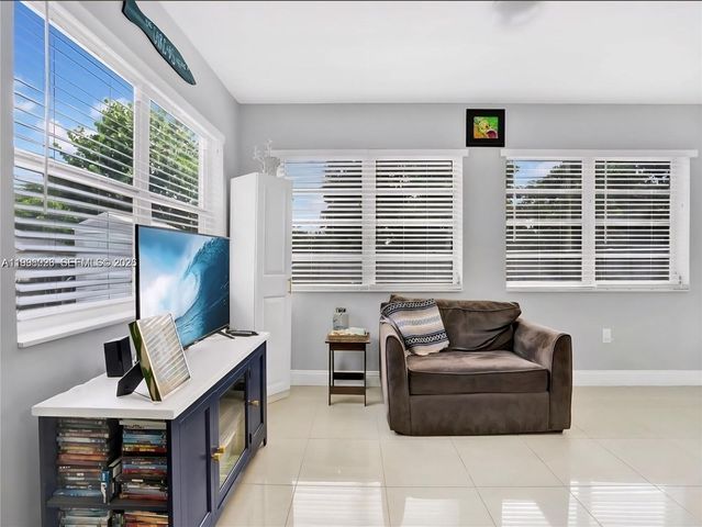 6930 SW 12th St, Pembroke Pines, FL 33023