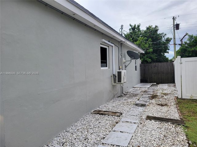 6930 SW 12th St, Pembroke Pines, FL 33023
