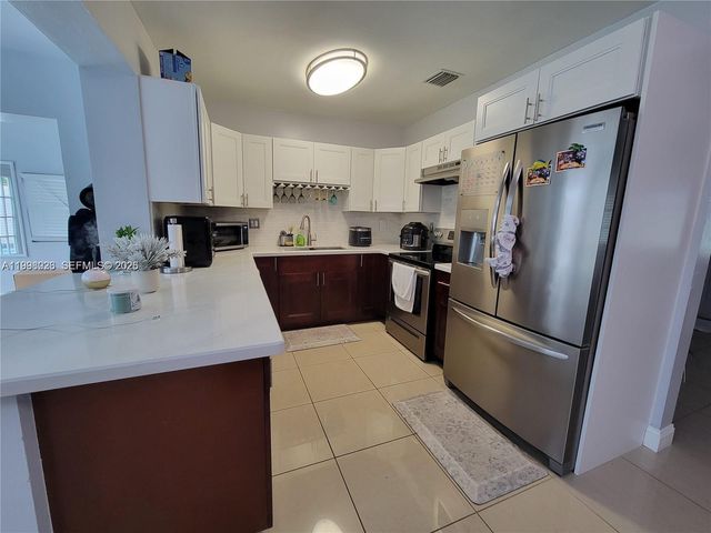 6930 SW 12th St, Pembroke Pines, FL 33023