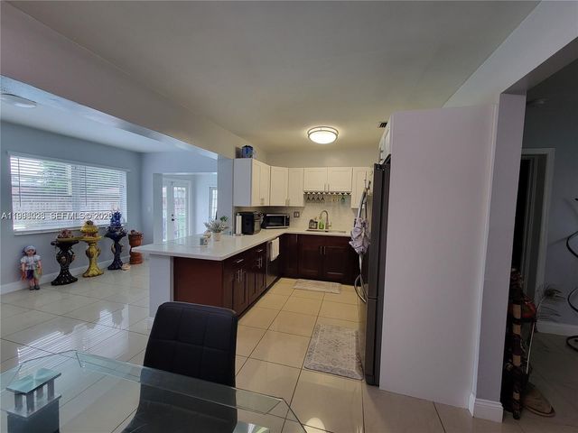 6930 SW 12th St, Pembroke Pines, FL 33023