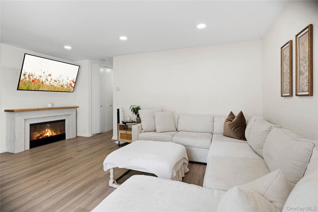 36 Richmond Boulevard 4A, Ronkonkoma, NY 11779 — photo 5
