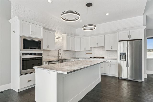 9243 Feather Ridge Pass, Cedar Rapids, IA 52411