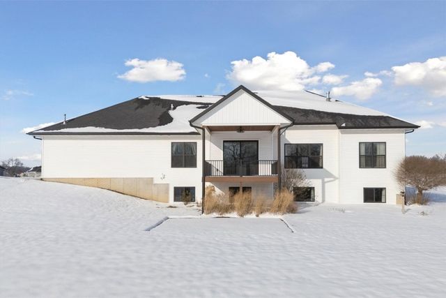 9243 Feather Ridge Pass, Cedar Rapids, IA 52411