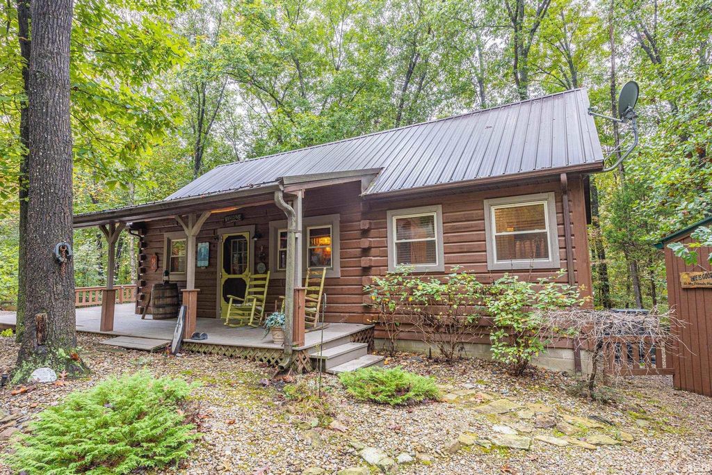 3331 N Shamrock Lane, Birdseye, IN 47513