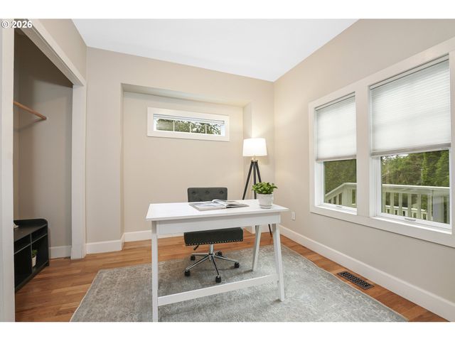 1617 Sw BROADWAY Dr, Portland, OR 97201