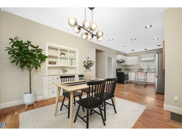 1617 Sw BROADWAY Dr, Portland, OR 97201